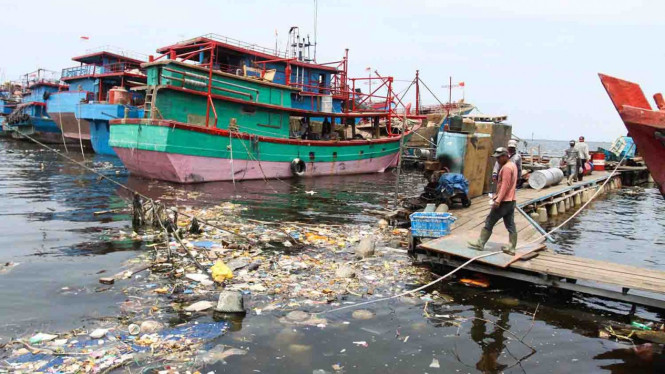 Sorot sampah plastik
