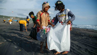 Sorot sampah plastik