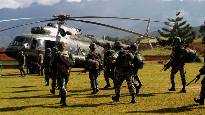 Prajurit TNI bersiap menaiki helikopter menuju Nduga di Wamena, Papua, Rabu, 5 Desember 2018.