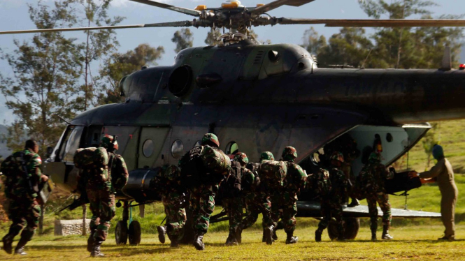 Ilustrasi Prajurit TNI bersiap menaiki helikopter menuju Nduga di Wamena, Papua, Rabu, 5 Desember 2018.