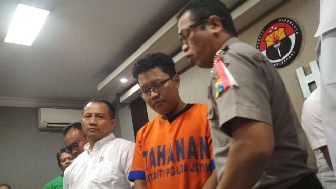 Polisi menunjukkan tersangka MYA beserta barang bukti
