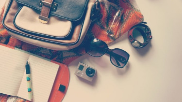 Ilustrasi barang-barang travel.