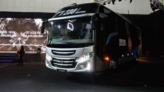 Bus terbaru Mercy bermesin di depan.