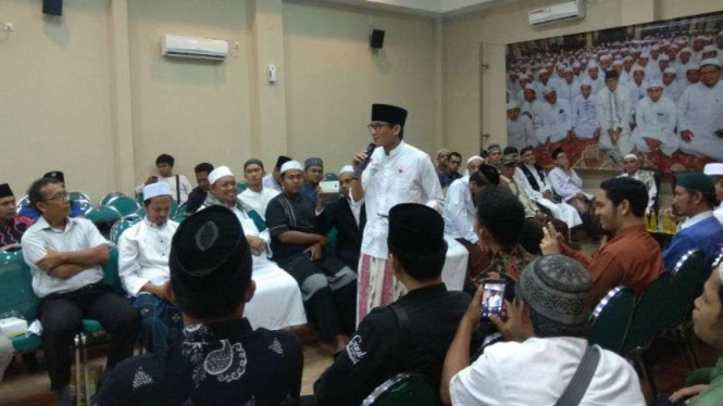 Calon wakil presiden Sandiaga Uno berdialog dengan kiai kampung dan guru mengaji di Malang, Jawa Timur, Kamis, 6 Desember 2018.