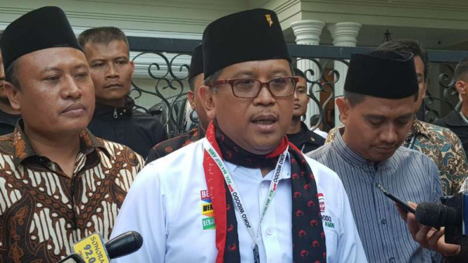 Sekretaris Tim Kampanye Nasional Jokowi-Ma'ruf Amin, Hasto Kristiyanto, usai menemui calon wakil presiden Ma'ruf Amin di kediamannya di Jalan Situbondo, Jakarta, Kamis, 6 Desember 2018.
