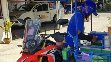Honda CRF250L buat berjualan minuman