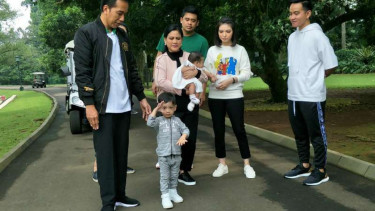 Jan Ethes memberi hormat saat Jokowi Nyanyikan Lagu Indonesia Raya