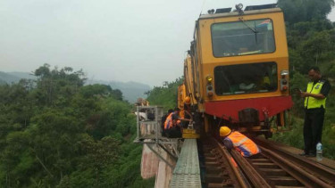 Kereta kerja (MTT) mengalami anjlok antara Stasiun Padalarang - Stasiun Cilame. 