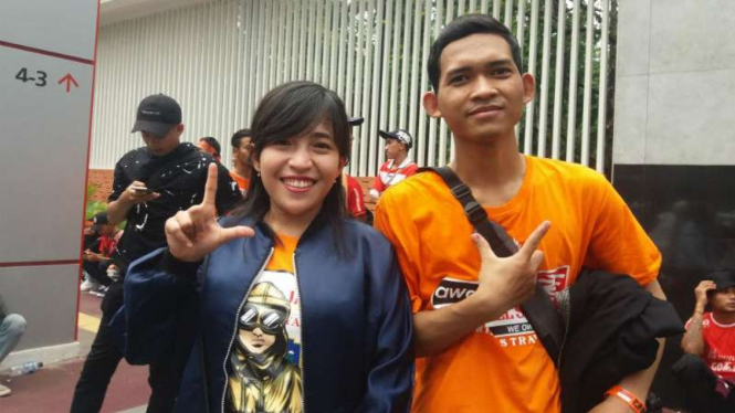 Pasangan suami istri Susi dan Andri pendukung Persija Jakarta