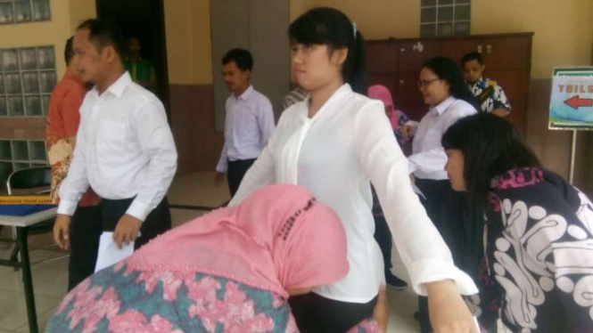 Panitian memeriksa barang bawaan peserta tes CPNS Kota Tangerang.