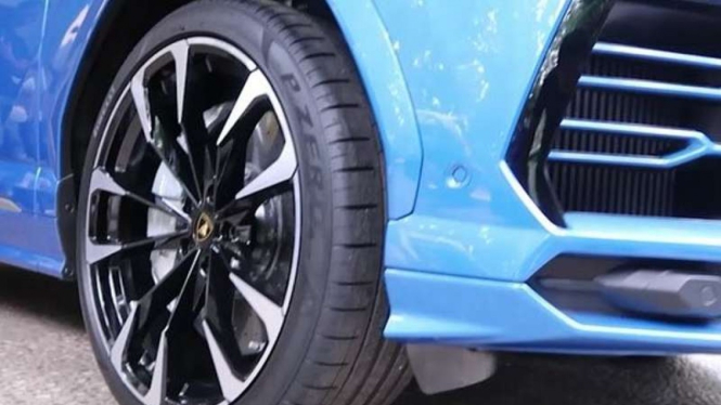 Mobil baru Lamborghini di rumah Raffi Ahmad