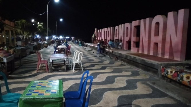 Pantai Ampenan malam hari.