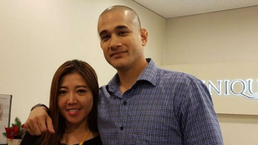 Okan cornelius dan istrinya, May Lee