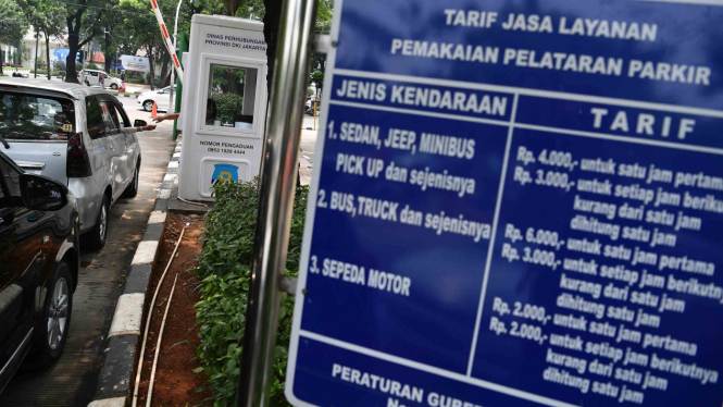 Pengendara mobil membayar parkir di lapangan IRTI Monas, Jakarta Pusat, Jakarta, Senin, 10 Desember 2018.