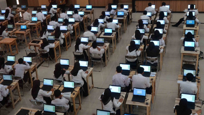 Ilustrasi peserta mengikuti Seleksi Kompetensi Bidang (SKB) menggunakan sistem Computer Assited Tes (CAT) CPNS