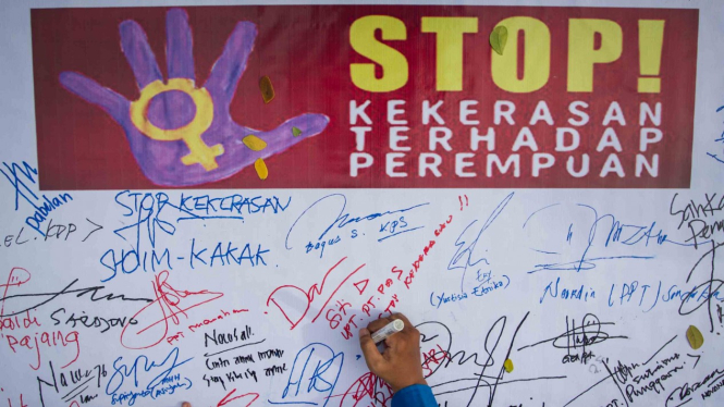 Warga membubuhkan tanda tangan saat aksi Menolak Kekerasan Terhadap Perempuan di Solo, Jawa Tengah. (Foto ilustrasi)