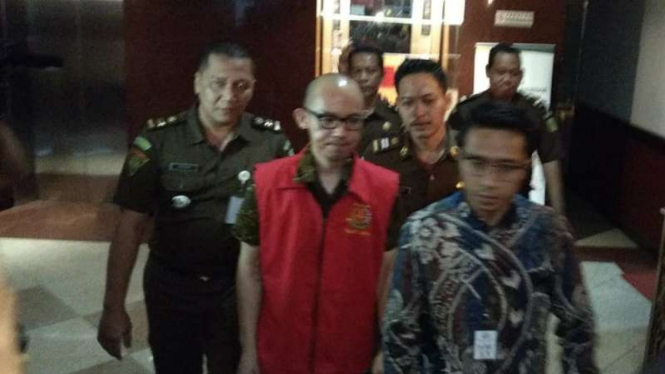 Tersangka Antonius (rompi tahanan merah) saat ditahan.