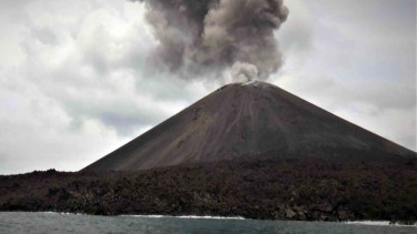  Gunung Anak Krakatau (GAK) di Selat Sunda, Banten