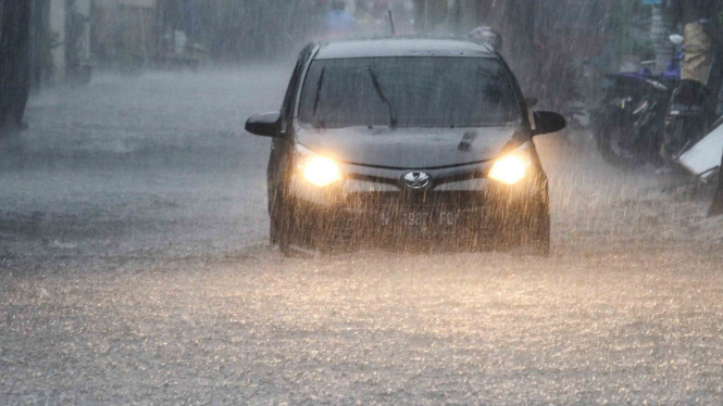 Hujan lebat dan banjir (ilustrasi)