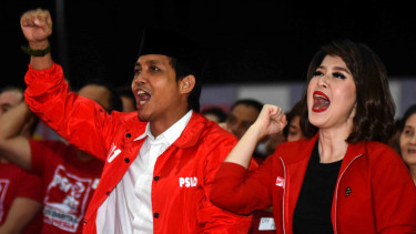 Wakil Ketua Dewan Pembina PSI Grace Natalie (kanan) didampingi Sekretaris Jenderal PSI Raja Juli Antoni (kiri).