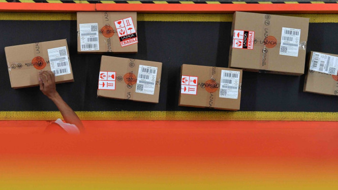 Pekerja menyortir barang pesanan konsumen saat Hari Belanja Online Nasional (Harbolnas) 2018 di Warehouse Lazada, Depok, Jawa Barat, Rabu, 12 Desember 2018.