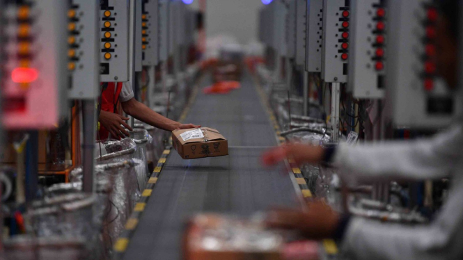 Pekerja menaruh barang pesanan konsumen saat Hari Belanja Online Nasional (Harbolnas) 2018 di Warehouse Lazada, Depok, Jawa Barat, Rabu, 12 Desember 2018.