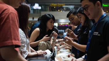 Telepon - smartphone - mobile phone - hp - gadget - internet - generasi milenial.
