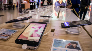 Telepon - smartphone - mobile phone - hp - gadget - internet - generasi milenial.