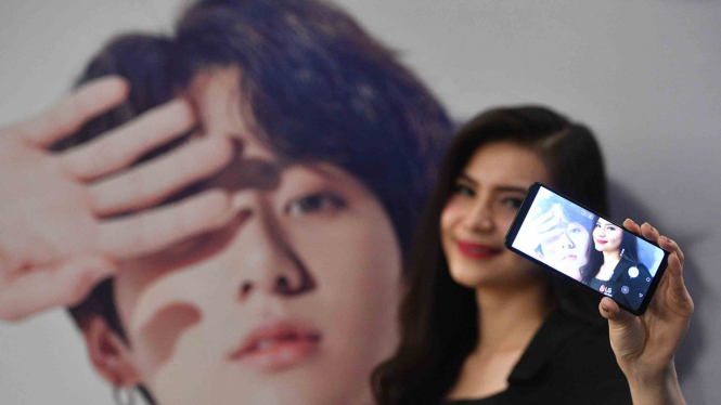Akses layanan internet lewat smartphone.