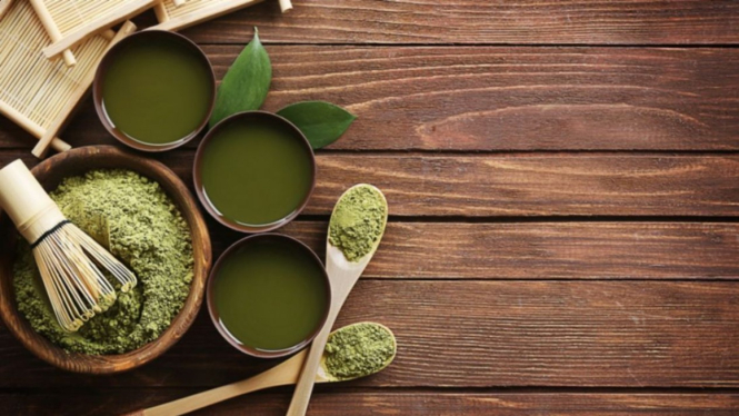 Bubuk dan minuman matcha