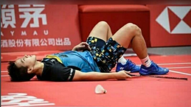 Marcus Fernaldi Gideon terbaring di lapangan Final Tur BWF 2018.