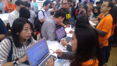 Suasana antre saat membeli iPhone XS, XS Max, dan XR di iBox Central Park Mall Jakarta, Jumat, 14 Desember 2018.