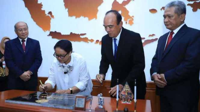 Menteri Luar Negeri Retno Marsudi (kedua dari kiri) usai menjadi dosen tamu di kampus Universitas Pancasila, Jakarta, Kamis, 13 Desember 2018.
