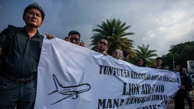 Keluarga korban jatuhnya pesawat Lion Air JT610 melakukan aksi di Taman Aspirasi Monas, Jakarta