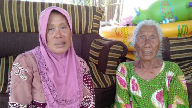 Zakiyah (kanan), warga asal Lombok yang menjadi korban gempa dan tsunami di Palu, Sulawesi Tengah.