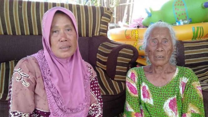 Zakiyah (kanan), warga asal Lombok yang menjadi korban gempa dan tsunami di Palu, Sulawesi Tengah.