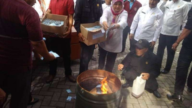 Pemusnahan e-KTP dengan cara dibakar