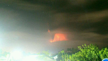 Gunung Soputan erupsi