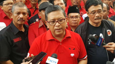 Sekretaris Jenderal PDIP Hasto Kristiyanto di sela-sela di tengah kegiatan safari politiknya di Kabupaten Asahan, Sumatera Utara, Minggu, 15 Oktober 2018.