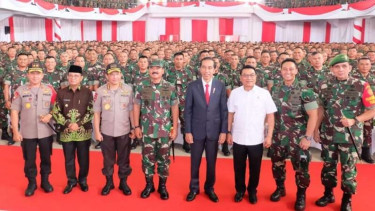 Presiden Jokowi, Panglima TNI dan Kapolri bersama Babinsa se-Sumatera