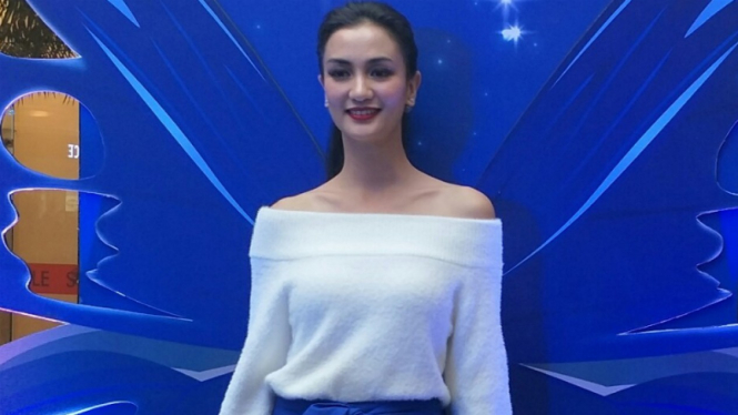 Atiqah Hasiholan.