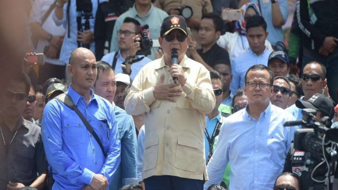 Prabowo Subianto (tengah)