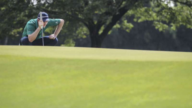 Ilustrasi bermain golf.