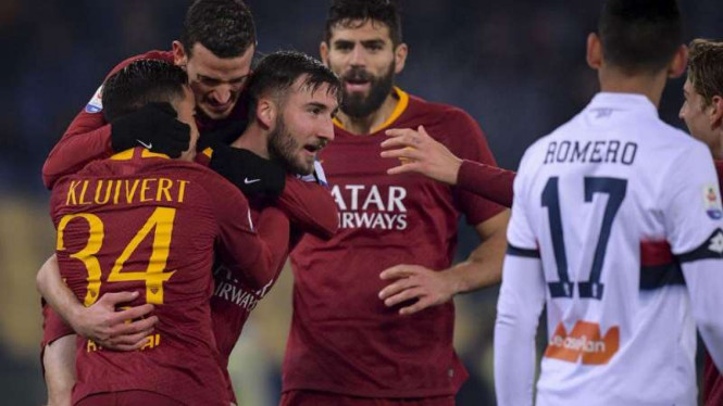 Pemain AS Roma rayakan gol.