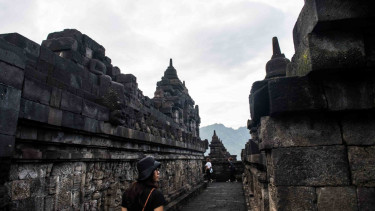 Wisatawan menikmati suasana matahari terbit di kawasan Taman Wisata Candi (TWC) Borobudur, Magelang, Jawa Tengah, Sabtu, 15 Desember 2018.