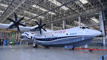 Pekerja melakukan pemeliharaan dan perawatan pesawat amfibi AG-600 di dalam hanggar China Aviation Industry General Aircraft Co., Ltd. di Zhuhai, Guangdong, Cina, Jumat, 14 Desember 2018.