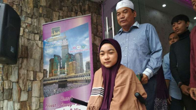 Bocah Difabel yang Bikin Heboh gara-gara Surati Jokowi Akhirnya UmrahBulan Karunia Rudianti saat pelepasan ibadah umrah di kantor IBS Travel dan Umrah Jalan Kanginan Surabaya, Jawa Timur, pada Senin, 17 Desember 2018.