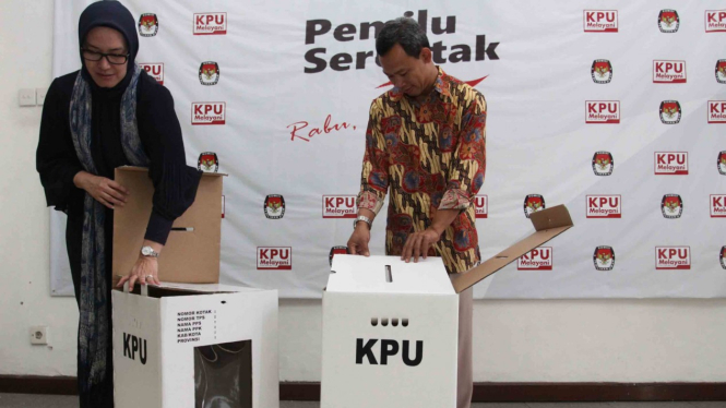 Komisioner KPU RI, Evi Novida Ginting Manik (kiri) dan Pramono Ubaid Tanthowi (kanan).