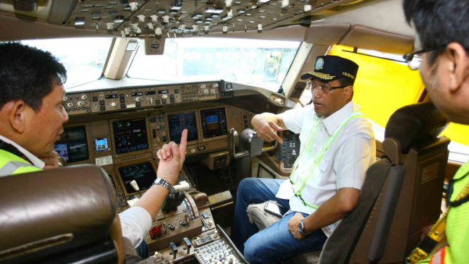 Menteri Perhubungan, Budi Karya Sumadi (tengah)