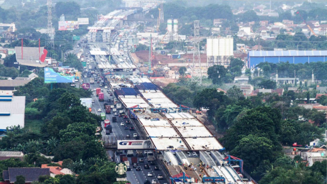Pekerja menyelesaikan pengerjaan proyek pembangunan infrastruktur, di ruas Jalan Tol Jakarta-Cikampek, di Bekasi, Jawa Barat, Senin, 17 Desember 2018.
